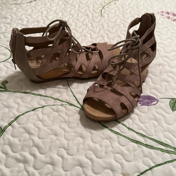 Earth Origins sz 8 Adorable Sandals - Picture 2 of 4